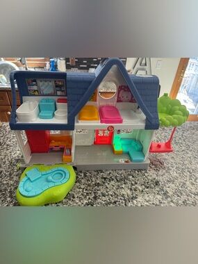 Fisher-Price LITTLE People blue Playhouse with Pink, Yellow, White & Teal